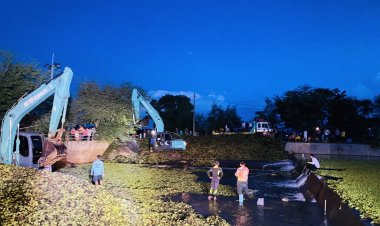 ครอบครัวร่ำให้กอดศพจิตอาสาช่วยเก็บผักตบชวาพ้นทางน้ำลื่นจมน้ำดับ