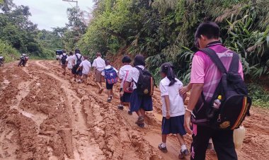 หน้าฝนหนทางเข้าโรงเรียนแสนลำบาก  เด็กนักเรียน -ชาวบ้านน้ำเพาะ อ.ทุ่งช้าง จ.น่าน ร้องวอนหน่วยงานช่วยเหลือ