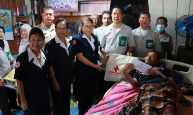 ผู้ว่าฯ นราธิวาส มอบสิ่งของอุปโภค-บริโภค แก่ผู้ป่วยติดเตียง  2 ราย พื้นที่ อ.จะแนะ