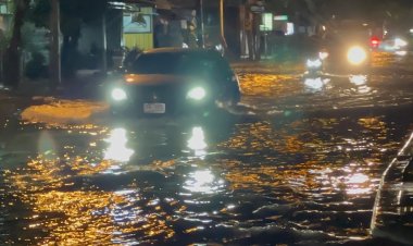 กทม.อ่วมฝนถล่มหลายจุดจมบาดาล น้ำรอระบาย"รถยนต์-จยย.ดับกลางน้ำ" ถนนหลายรถติดหนึบ