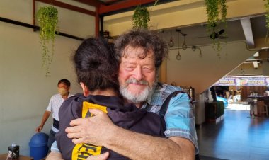 ชีวิตยิ่งกว่านิยาย!ชาวมะกันวัย 72 บินข้ามโลกตามหาลูกสาวพลัดพราก 48 ปีจนเจอที่บุรีรัมย์