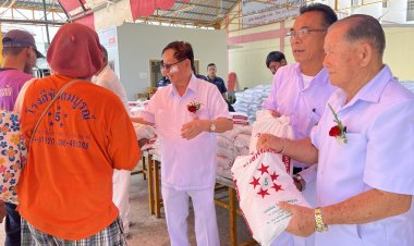 มูลนิธิสว่างคุณธรรมฯจัดพิธีทิ้งกระจาด (ซิวโก) แจกข้าวสารอุทิศบุญบรรพบุรุษ ลดรายจ่ายปชช.