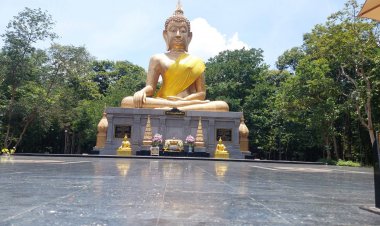 แดดร้อนระอุเดินเท้าเปล่าร้อนผุพอง คนอำนาจร้องเปลี่ยนพื้นลานกระเบื้องหน้าองค์พระมงคลมิ่งเมือง