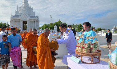พสกนิกรพร้อมใจ ร่วมพิธีทำบุญตักบาตร ถวายเป็นพระราชกุศล