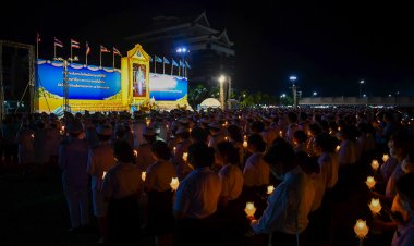 พสกนิกรชาวชลบุรี จุดเทียนถวายพระพรชัยมงคล