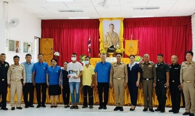 ผู้ว่าฯตาก มอบเงินของมูลนิธิราชประชานุเคราะห์ ช่วยเหลือครอบครัวนักเรียนทุนพระราชทาน