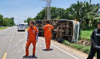 ระทึก!รถน้ำแข็งหลบสุนัขพลิกคว่ำฝุ่นตลบคนขับหวิดดับ