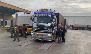 ตำรวจสกัดจับบรรทุกพ่วง 5 คัน ขนทรายน้ำหนักเกินกว่าที่กฎหมายกำหนด