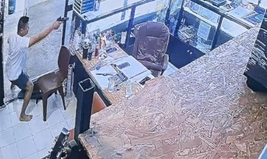 เพื่อนเล่าวินาทีระทึก!พ่อลูกชายเปิดฉากดวลปืนสนั่นร้าน ผลพ่อเจ็บสาหัส