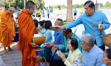 ศรีสะเกษชูอัตลักษณ์นุ่งผ้าไทยใส่บาตรทำความดี วิถีพอเพียงทุกเช้าวันพุธ