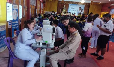 แว่นท็อปเจริญวัดสายตาตัดแว่นฟรีให้ผู้ยากไร้พื้นที่อ.สวางอารมณ์