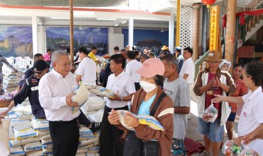 คนจนเกือบ2 พันคนแห่รับข้าวสารอาหารแห้งงานประเพณีทิ้งกระจาดปี 2567