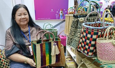 เสื่อกก-กระเป๋าจักสานทำเงิน ของดีอ.นาหว้าขึ้นห้าง