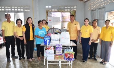 ผู้ว่าฯชลบุรีพร้อมเหล่ากาชาดมอบถุงยังชีพให้ผู้ป่วย ผู้พิการ ผู้ด้อยโอกาสเฉลิมพระเกียรติในหลวง