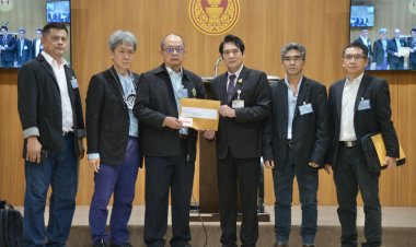 นายกส.นักข่าววิทยุฯ ยื่นหนังสือถึงประธานสภาฯสอบจริยธรรม"บิ๊กป้อม"ทำร้ายร่างกายสื่อมวลชน