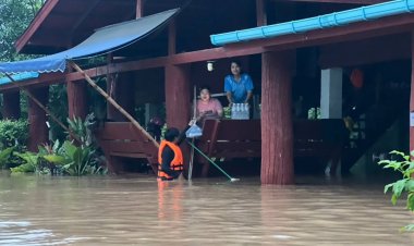 น่าน – ฝนถล่ม น้ำทะลัก  ชาวบ้านถูกน้ำพัดรอดชีวิตหวุดหวิด บ้านเรือนจมน้ำแล้ว 500 กว่าหลังคาเรือน