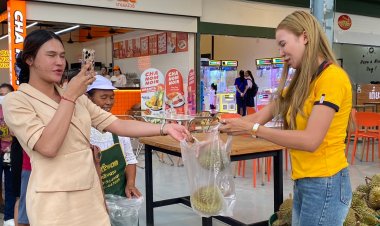 เอาใจคอทุเรียน แม่ค้าโคราช จัดโปรขายลูกละ 49 บาท ลูกค้าแห่เข้าคิวซื้อแน่น