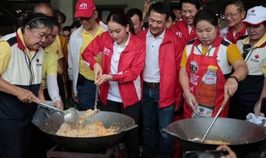 "แพรทองธาร"นายกรัฐมนตรีลงเรือเยี่ยมเหยื่อน้ำท่วมเมืองน่าน