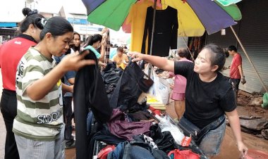 แม่ค้านำสินค้ามากมายจากน้ำท่วมขายเลหลังหวังลดขาดทุน  ผู้ว่าฯน่านสั่งเร่งฟื้นฟูหลังน้ำลด 12 อำเภอ