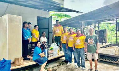 "พร พุทธชาด -ผู้ใหญ่ หมีแม่สอด" สมาคมกู้ภัยนครแม่สอด. มอบถุงยังชีพและเงินให้ผู้สูงอายุชุมชนมณีไพรสณฑ์