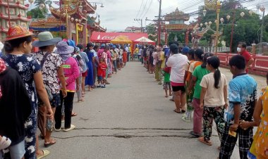 คนจนกว่าครึ่งหมื่นแห่รับสิ่งของงานประเพณีเทกระจาด "ซิโกว"แม่สอดมูลนิธิสามัคคีการกุศล