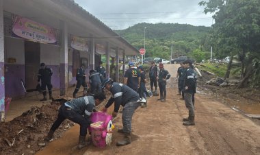 ภาคเอกชน และ จิตอาสา เมืองน่าน ระดมกำลัง ช่วยผู้ประสบภัยน้ำท่วมทำความสะอาดล้างดินโคลน ฟื้นฟูสภาพหลังน้ำท่วม