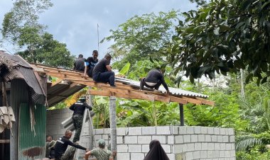 ทหารร่วม3 ฝ่ายเข้าช่วยเหลือซ่อมแซมบ้านให้กับชาวบ้านนราฯที่เสียหายจากพายุถล่ม