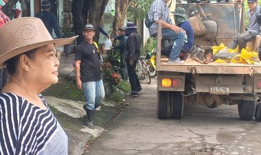 "นายกเสริฐ" สั่งกองช่าง นำยางมะตอยปรับปรุงซ่อมแซมถนนเขตชุมชนมณีไพรสณฑ์แม่สอด