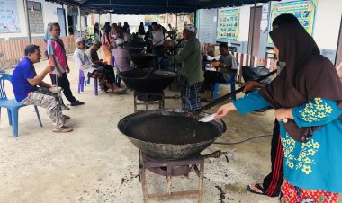 กวนขนมอาซูรอ สร้างความสัมพันธ์เจ้าหน้าที่กับประชาชนร่วมอนุรักษ์วัฒนธรรมท้องถิ่นพี่น้องชาวไทยมุสลิม