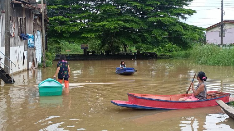 น้ำป่าเขาใหญ่-ทับลานท่วมชุมชนตลาดเก่า 100 ปี ยังทรงตัวหลังฝนหยุดตก