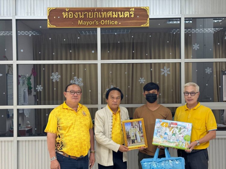 "นายกเสริฐ" นครแม่สอด มอบของขวัญให้กับเด็กแรกเกิด ที่คลอดในวันที่ 28 กรกฎาคม 2567