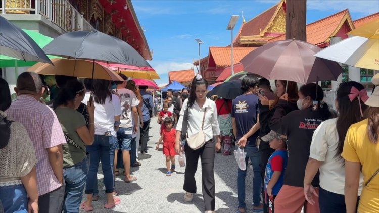 ศรัทธาล้นหลาม "วัดสร่างโศก"คลองด่านแทบแตกคนกางร่มต่อแถวรอเจิมหน้าผาก