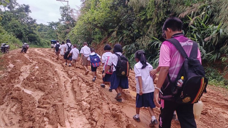 หน้าฝนหนทางเข้าโรงเรียนแสนลำบาก เด็กนักเรียน -ชาวบ้านน้ำเพาะ อ.ทุ่งช้าง จ.น่าน ร้องวอนหน่วยงานช่วยเหลือ
