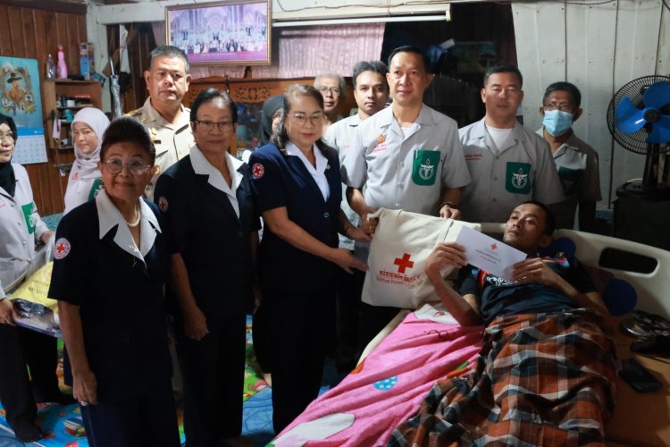 ผู้ว่าฯ นราธิวาส มอบสิ่งของอุปโภค-บริโภค แก่ผู้ป่วยติดเตียง 2 ราย พื้นที่ อ.จะแนะ