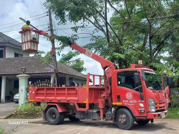 "นายกเจิน" อบต.แม่ปะ ส่ง จนท.งานไฟฟ้า ซ่อมแซมไฟฟ้าถนนที่ดับหลายจุด