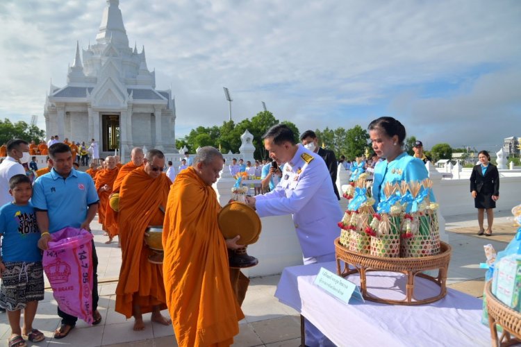 พสกนิกรพร้อมใจ ร่วมพิธีทำบุญตักบาตร ถวายเป็นพระราชกุศล