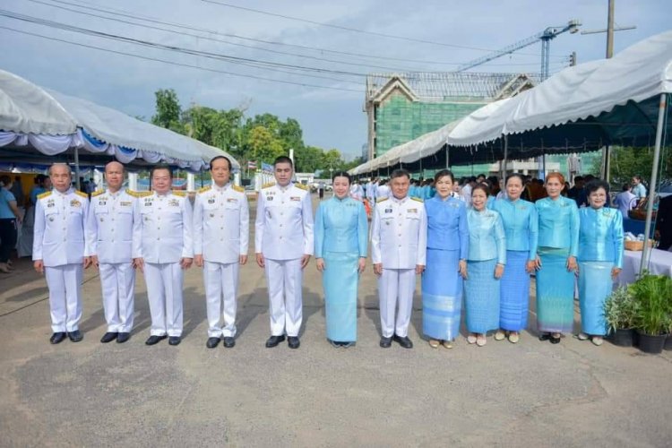 พสกนิกรทุกหมู่เหล่าศรีสะเกษพร้อมใจทำบุญตักบาตรถวายเป็นพระราชกุศล