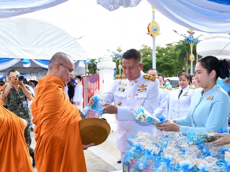 พ่อเมืองชลบุรีนำทุกภาคส่วนทำบุญตักบาตรพระสงฆ์ 93 รูปถวายเป็นพระราชกุศล
