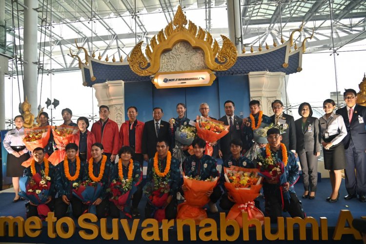 ทัพนักกีฬามวยสากล-เทควันโดน ฮีโร่ โอลิมปิก ถึงไทย "รมต.เสริมศักดิ์"ต้อนรับยิ่งใหญ่