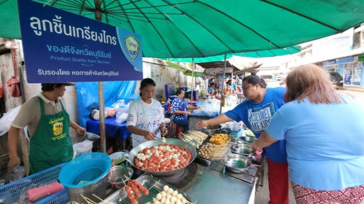 "ลูกชิ้นยืนกิน" บุรีรัมย์ยืนหนึ่งขายดีเทศกาลวันแม่ ซื้อหิ้วเป็นของฝากคึกคัก