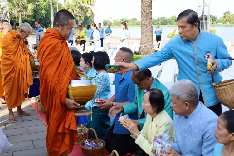 ศรีสะเกษชูอัตลักษณ์นุ่งผ้าไทยใส่บาตรทำความดี วิถีพอเพียงทุกเช้าวันพุธ