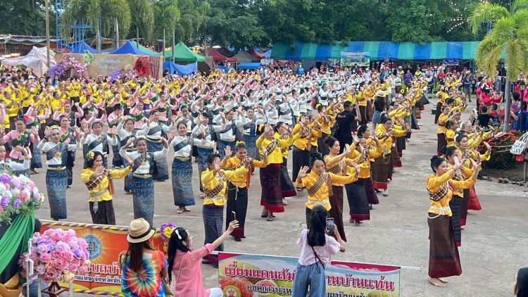 สีสันเปิดงานส้มโอหวานบ้านแท่นชัยภูมิ นางรำ นางงาม ขบวนแห่ ลุยฝนสนุกสนาน