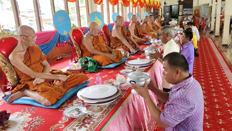เทศบาลตำบลผือใหญ่จัดงานบุญมหาสังฆทาน และวันรำลึกบูรพาจารย์ 2567