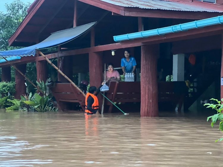 น่าน – ฝนถล่ม น้ำทะลัก ชาวบ้านถูกน้ำพัดรอดชีวิตหวุดหวิด บ้านเรือนจมน้ำแล้ว 500 กว่าหลังคาเรือน