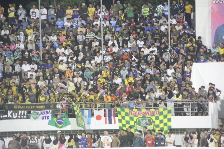 สนามแทบแตก!แฟนบอลนับหมื่นแห่เชียร์ "นรา ยูไนเต็ด"โม่แข้ง"กลันตัน"ล้นสนาม