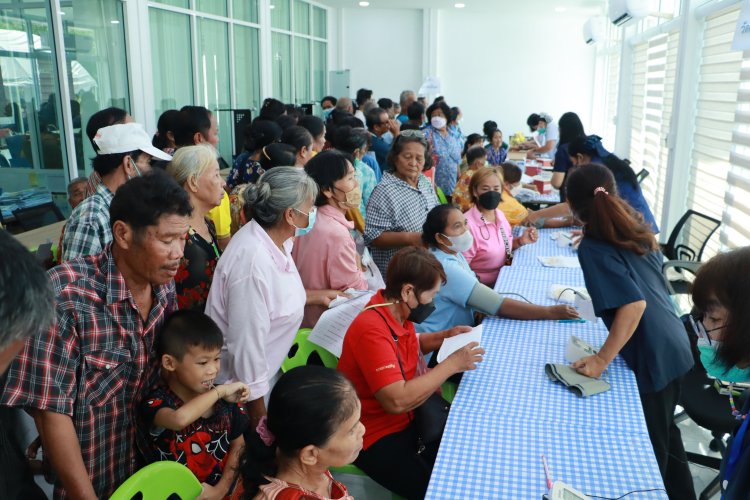 ชาวบ้านรอบเหมืองทองอัครานับพันคนจาก28หมู่บ้านแห่เข้ารับการตรวจสุขภาพ