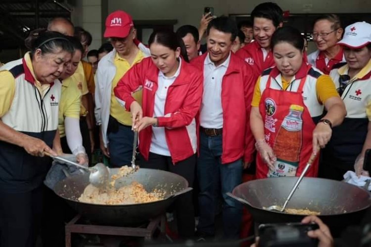 "แพรทองธาร"นายกรัฐมนตรีลงเรือเยี่ยมเหยื่อน้ำท่วมเมืองน่าน