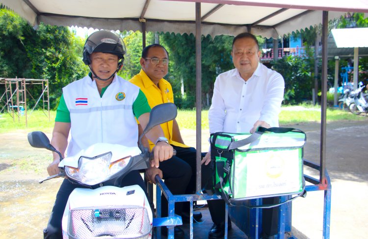 นายกอบจ.พิจิตรสร้างทีม อสม.ไรเดอร์ขับขี่มอเตอร์ไซด์ส่งยาให้ผู้สูงอายุ ผู้ป่วย ถึงบ้าน