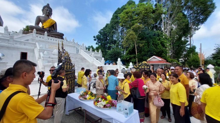 ชาวเบตงร่วมพิธีห่มผ้าฉลองสมโภชองค์พระใหญ่เพื่อความเป็นสิริมงคล-ความมั่นคงของพระพุทธศาสนา