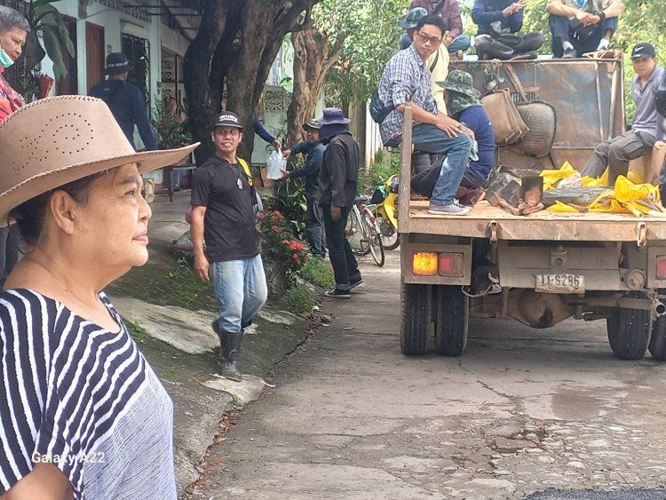 "นายกเสริฐ" สั่งกองช่าง นำยางมะตอยปรับปรุงซ่อมแซมถนนเขตชุมชนมณีไพรสณฑ์แม่สอด